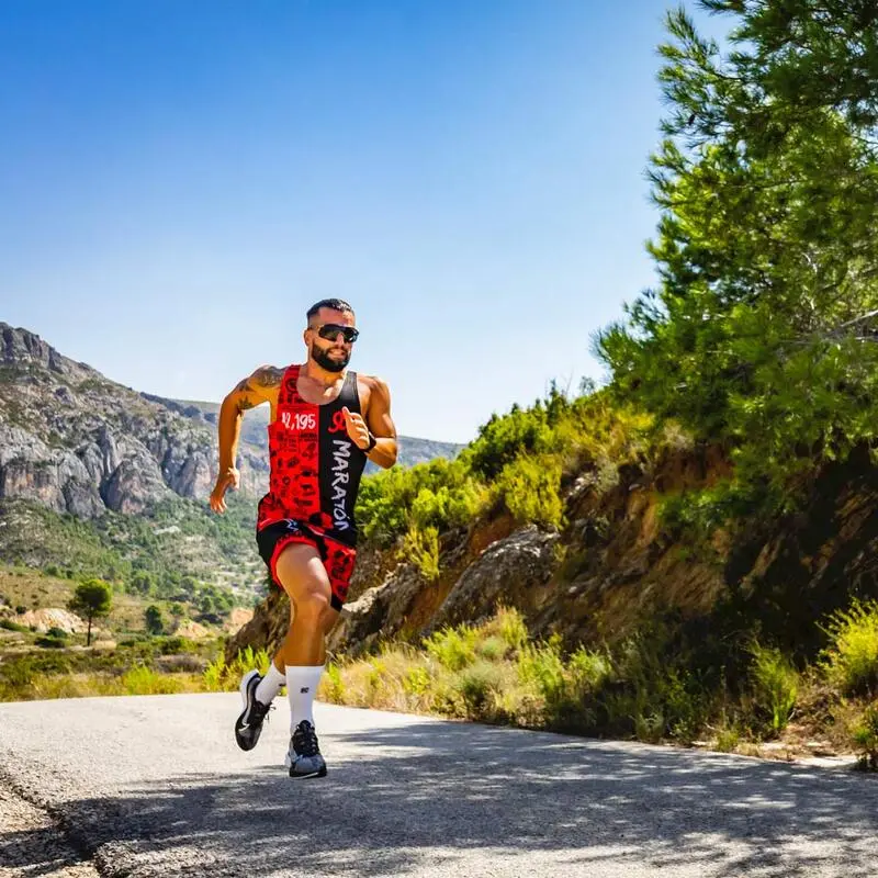 CAMISETA DE RUNNING #SOYMARATON Para HOMBRE - KAMUABU Roja/negra De Tirantes 6 CAMISETA DE RUNNING #SOYMARATON Para HOMBRE - KAMUABU Roja/negra De Tirantes - Imagen 4